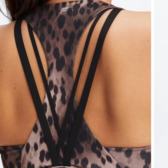 New With Tags Fabletics Boost Medium Support Sports Bra Leopard Small - Picture 2 of 5